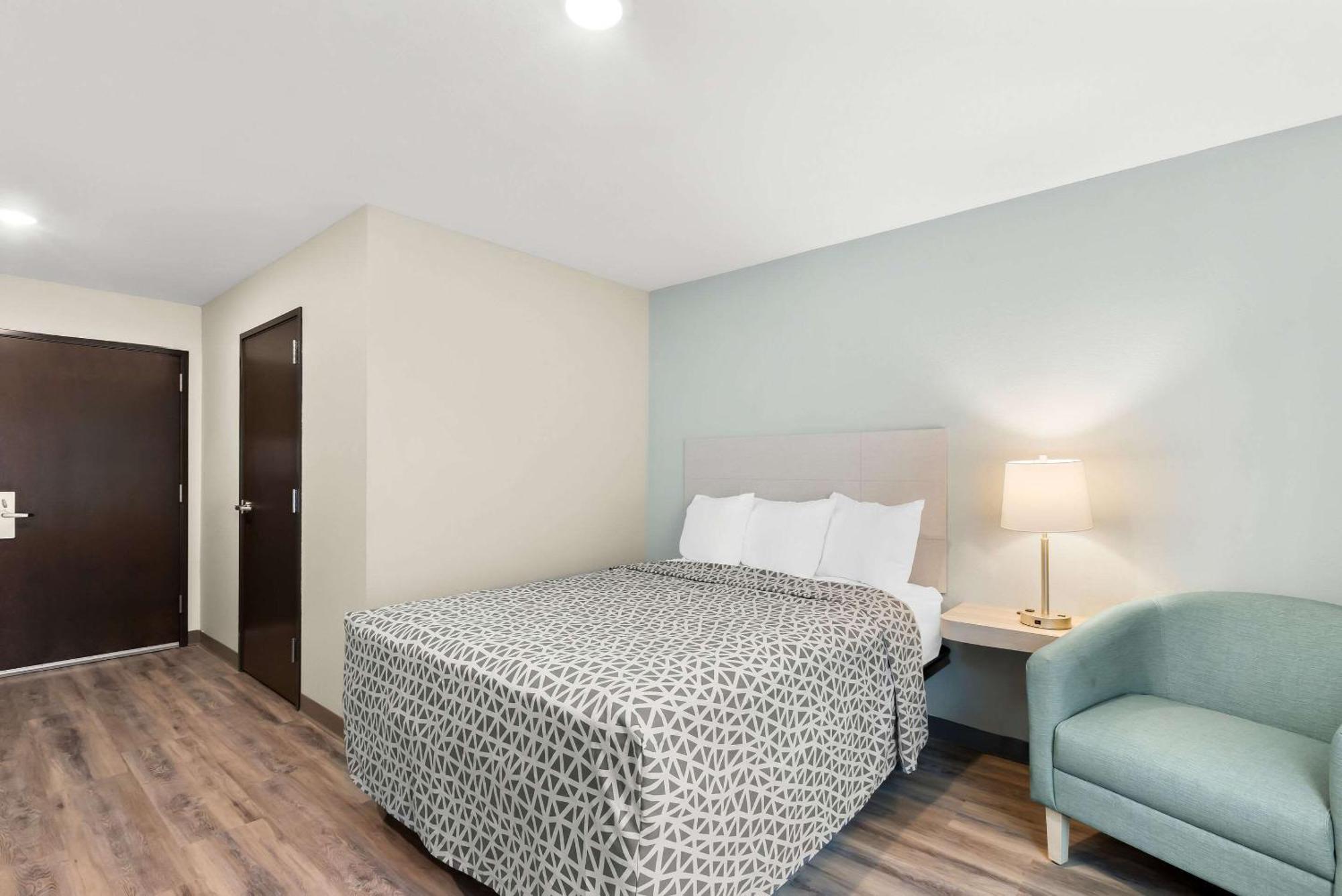 Woodspring West Chatham Parkway Hotel *